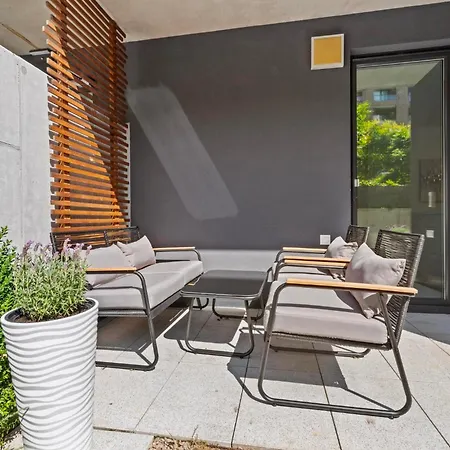 Stylish Urban Apartment-garden&parking&ac